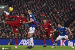 英超巅峰对决：哈兰德独木难支，曼联三巨头助C罗逆转曼城创败绩